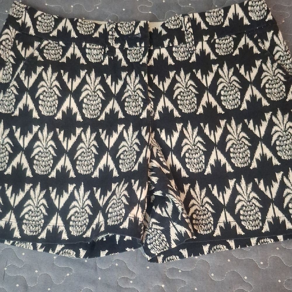 Crown & Ivy Bue and White Pineapple Print Shorts size 2